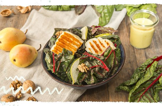 Mangoldsalat mit Birnen, Halloumi und Walnüssen