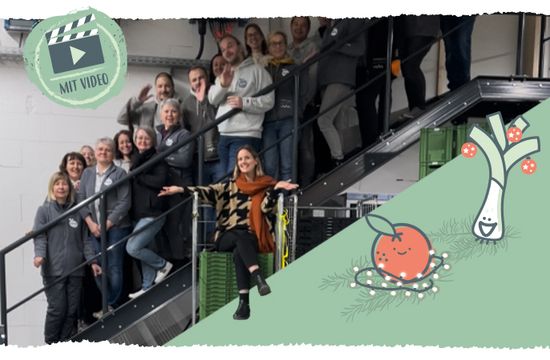 KI generiert: Das Bild zeigt eine Gruppe von Menschen, die fröhlich auf einer Treppe posieren. Im Vordergrund sitzt eine Person auf einem grünen Kasten, während das Bild dekorativ mit Illustrationen von Gemüse und einem Video-Symbol versehen ist.