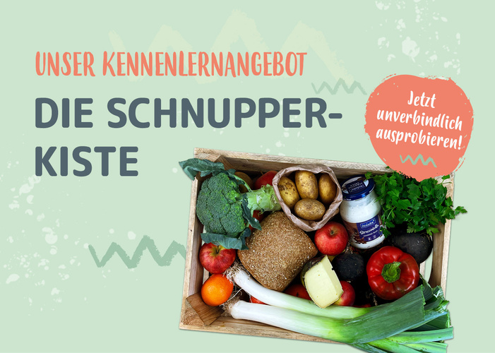 KI generiert: Holzkiste mit Gemüse und Produkten, Text: "Unser Kennenlernangebot: Die Schnupperkiste. Jetzt unverbindlich ausprobieren!"