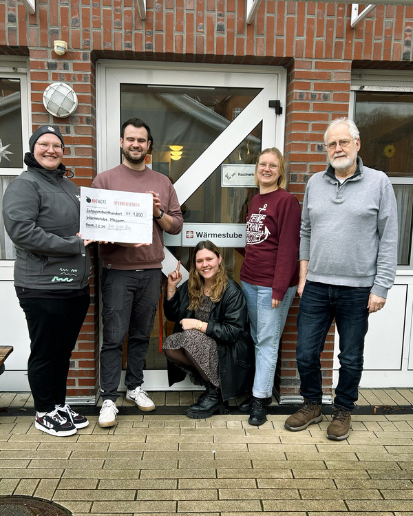 Madlon und das Team der Wärmestube Meppen bei der symbolischen Scheckübergabe