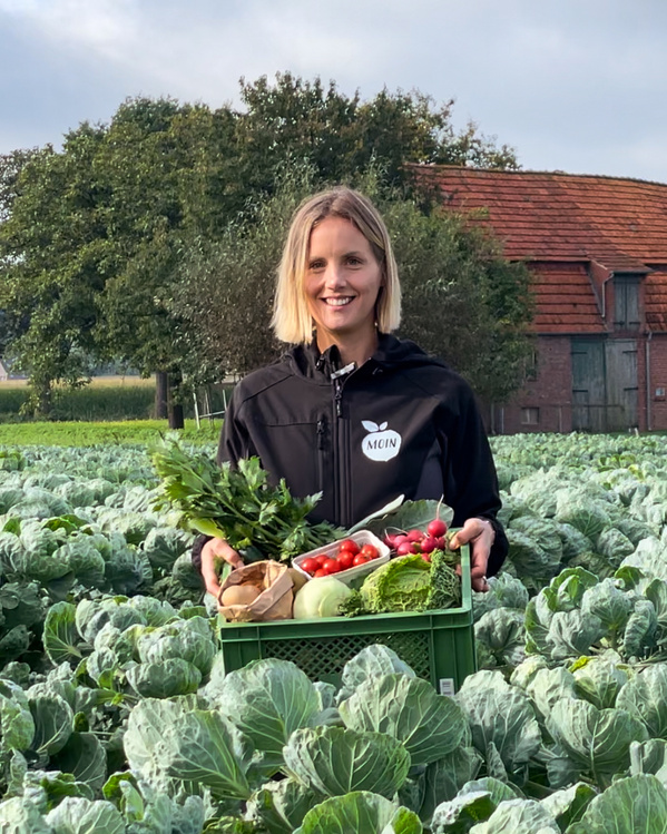 Lisa mit schnupperkiste im Feld