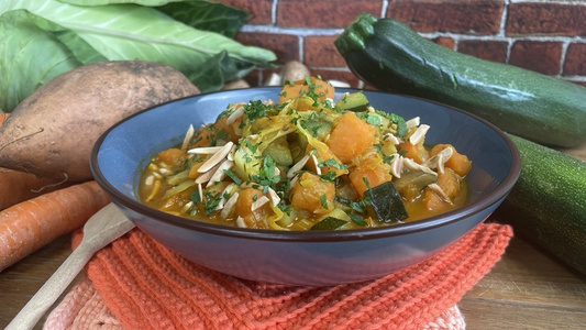 Frühkartoffeln mit einem Gurken-Radieschen Quark