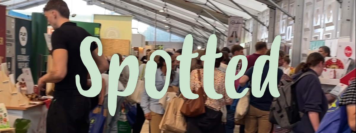 KI generiert: Menschen in einem Supermarkt, Text: "Spotted Ökokisten".