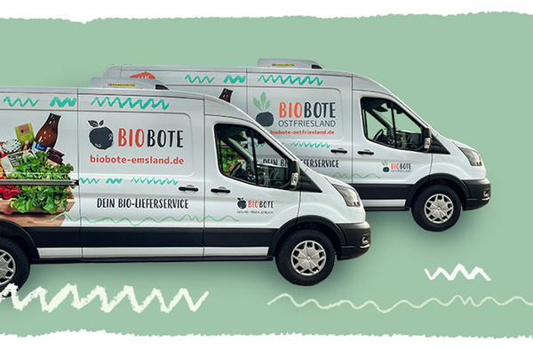 KI generiert: Zwei Lieferwagen mit Bio-Lieferservice-Werbung. Text: "BIOBOTE", "biobote-emslang.de", "DEIN BIO-LIEFERSERVICE".