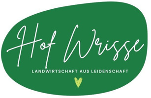 KI generiert: Grünes Logo mit Text: "Hof Wrisse - Landwirtschaft aus Leidenschaft" und einem kleinen Herzsymbol.