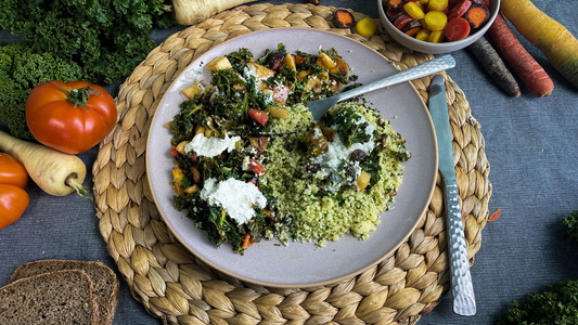 Grünkohl-Pastinaken-Möhren-Pfanne mit Couscous