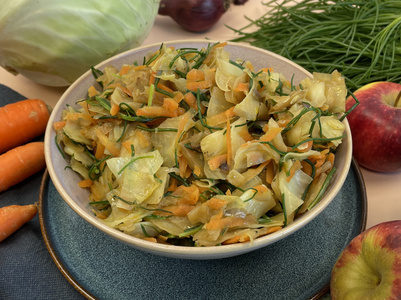 Geschmorter Weißkohl mit  Mönchsbart und Apfel-Dip