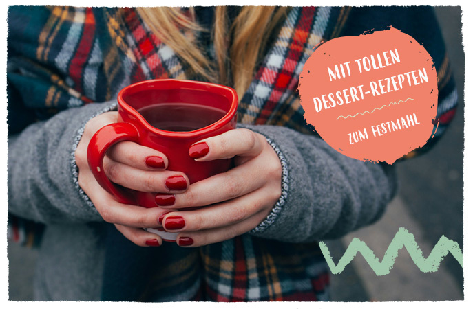 Heißer Glühwein in einer roten Tasse
