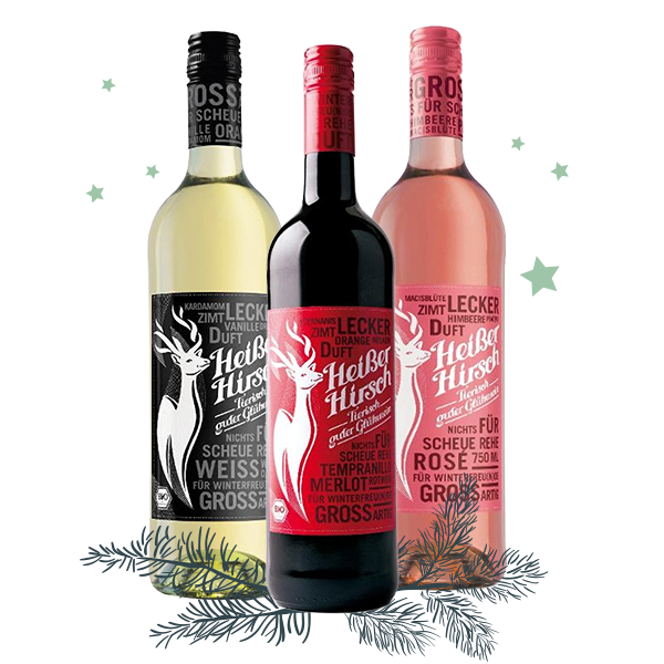 KI generiert: Drei Flaschen Glühwein mit Etiketten "Heiße Hirsch". 