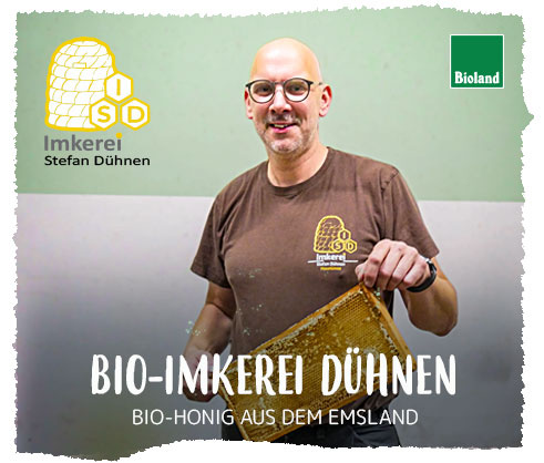 Ein Imker hält eine Honigwabe, Text: "BIO-IMKEREI DÜHNEN BIO-HONIG AUS DEM EMSLAND".