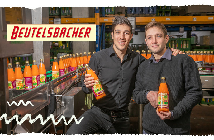 KI generiert: Zwei Männer in einem Lagerraum mit Beutelsbacher-Saftflaschen. Text: "BEUTELSBACHER".
