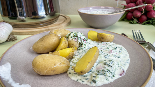 Frühkartoffeln mit einem Gurken-Radieschen Quark