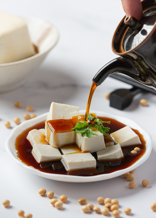 Sojasauce über Tofuwürfel