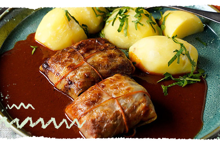 Vegane Kohlrouladen mit Bratensoße und Kartoffeln