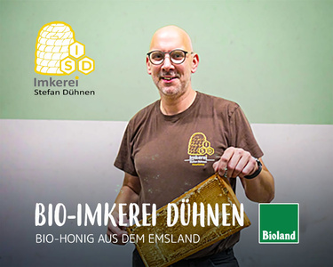 Ein Imker hält eine Bienenwabe, Text: "BIO-IMKEREI DÜHNEN, BIO-HONIG AUS DEM EMSLAND". Logo: Imkerei Stefan Dühnen.