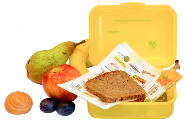 KI generiert: Eine gelbe Lunchbox mit Obst, Brot, Keks und Snackverpackung.