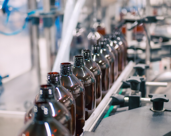 Produktionsfoto benecos Flaschen auf Förderband