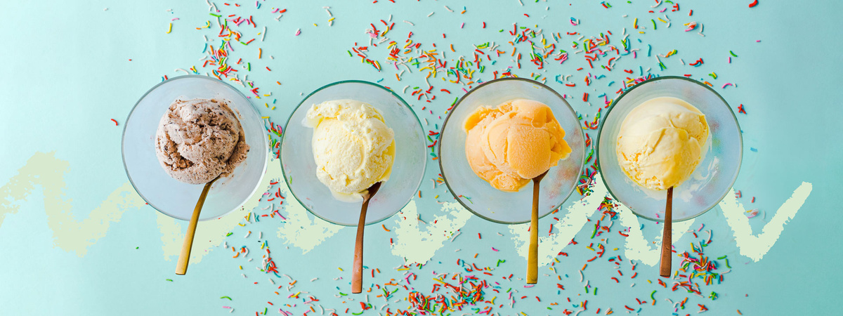 verschiedene Eiskugeln im Glas