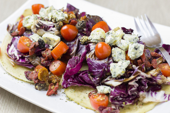 Gebratener Radicchio mit Cocktailtomaten und Roquefort