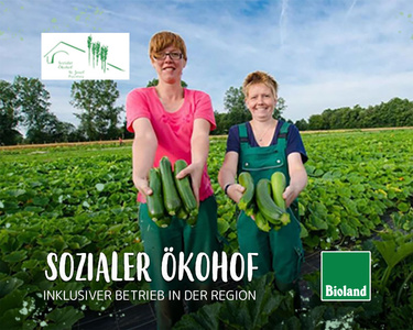 Zwei Personen halten Zucchini auf einem Feld. Text: "SOZIALER ÖKOHOF INKLUSIVER BETRIEB IN DER REGION."