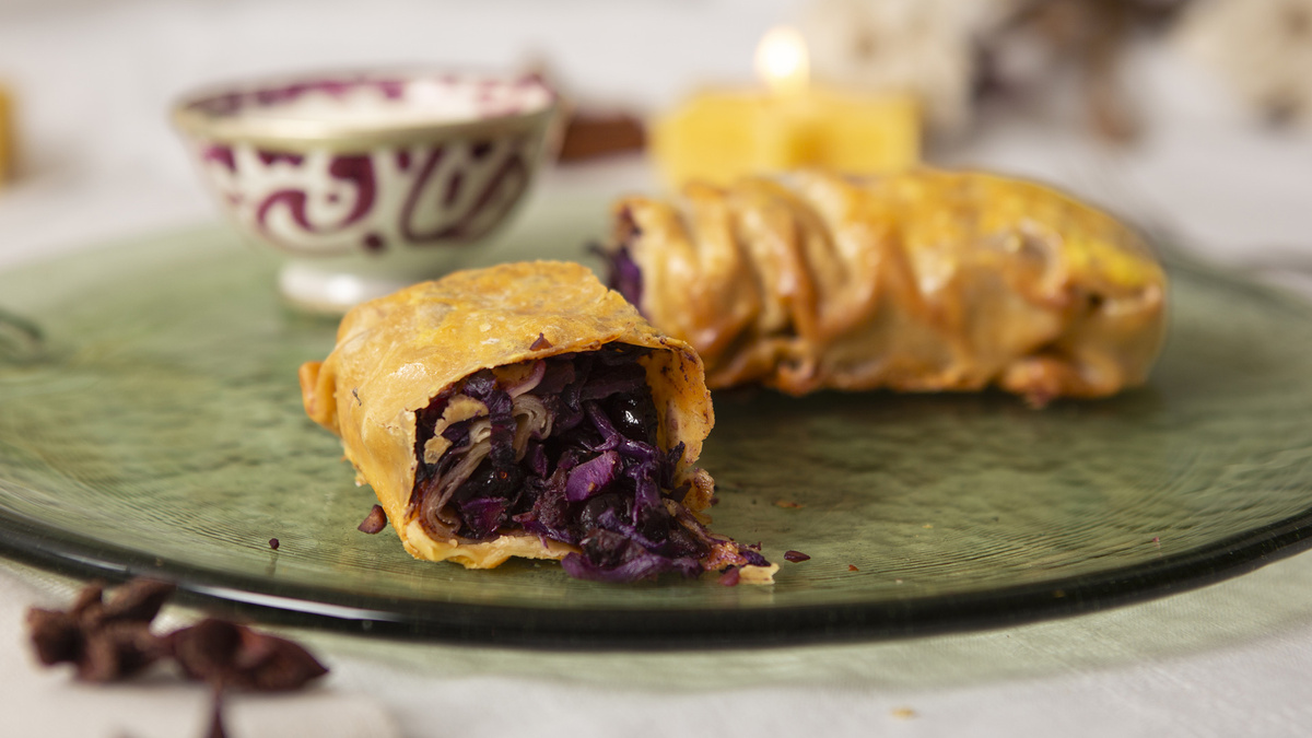 Ökokistenrezept des Monat 1225 -Rotkohlstrudel mit Cranberries, Maronen und Joghurt-Feta-Dip