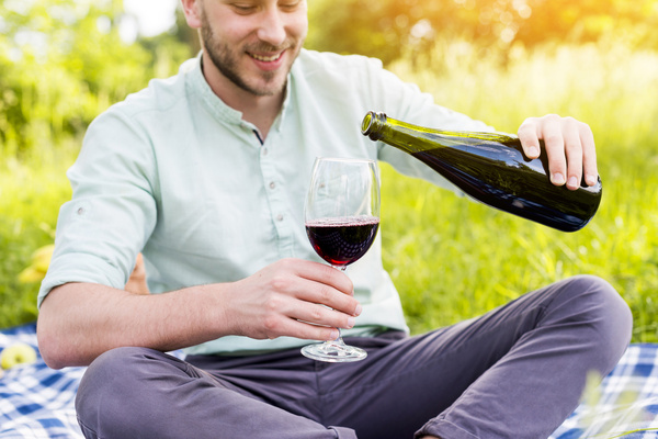 Mann Weinflasche Rotwein Glas Picknick
