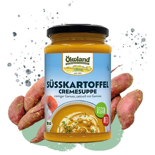 KI generiert: Ein Glas Süßkartoffelcremesuppe von Ökoland mit Süßkartoffeln im Hintergrund. Text: "Süßkartoffel Cremesuppe".