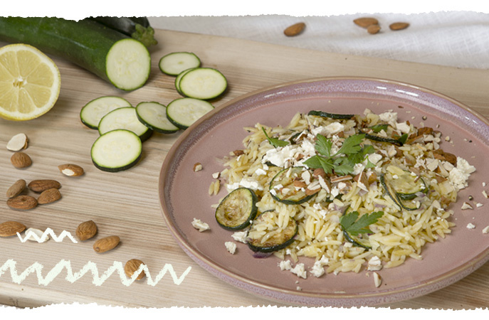 Zucchini-Zitronen-Orzo mit gerösteten Mandeln und Schafskäse