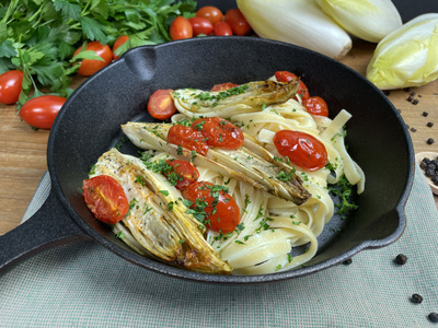 Ofenchicorée mit Tagliatelle und Tomaten