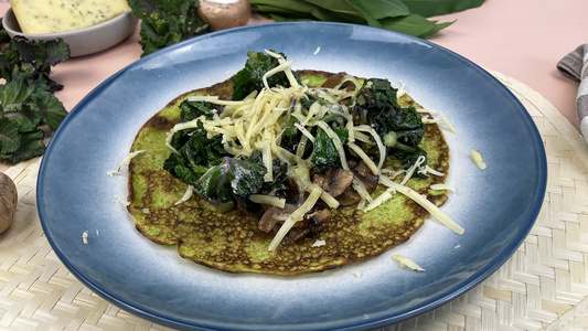 Bärlauchpfannkuchen mit Champignons und Flower Sprouts