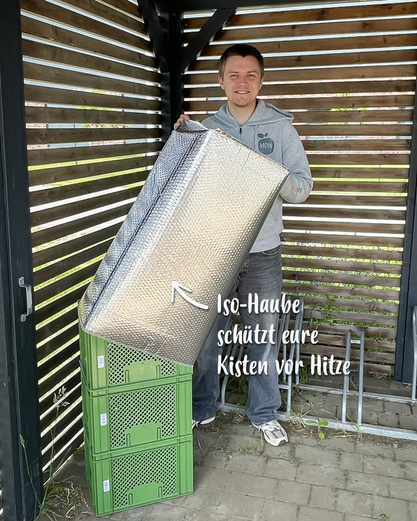 KI generiert: Person zeigt Iso-Haube über grünen Kisten. Text: "Iso-Haube schützt eure Kisten vor Hitze".