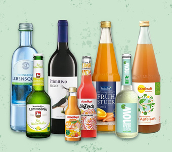 Verschiedene Flaschen mit Getränken, darunter Wasser, Wein, Bier und Saft. Texte: "LEBENSQUELL", "Primitivo", "BioZisch".