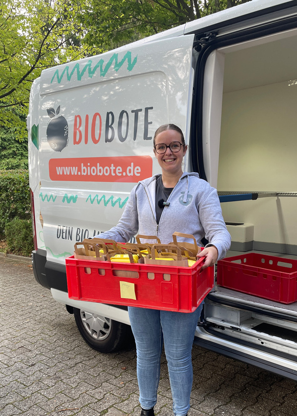 KI generiert: Frau mit Gemüse feiert 10 Jahre Biobote; Hallenfest am 06.09. in Haren. Text: "Wir feiern 10 Jahre Biobote..."