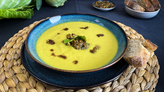 Kohlrabi-Spitzkohl-Curry-Suppe