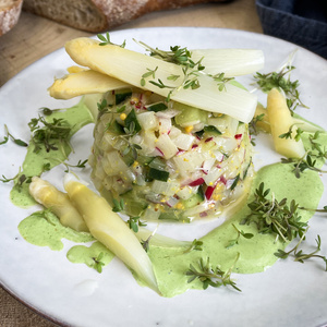 Spargel aus dem Ofen mit ÄpfelnTartar vom Spargel mit Gurke