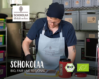 Andre beim Schokolade gießen von Hand