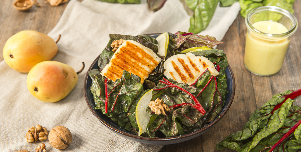 rezept des Monats Ökokistenverband Oktober 2026: MANGOLDSALAT MIT BIRNEN, HALLOUMI UND WALNÜSSEN