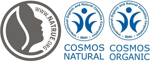 KI generiert: Drei Logos: NATRUE und zwei COSMOS Zertifizierungen für Natur- und Biokosmetik.