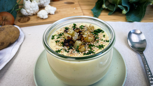Vegane Süßkartoffelsuppe mit gebratener Aubergine