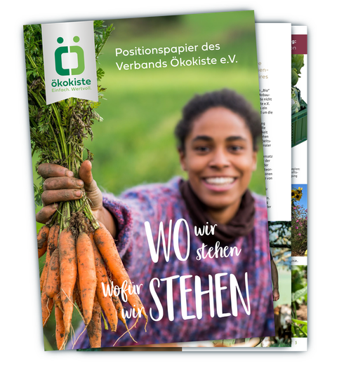 Eine Person hält ein Bund Karotten. Text: "Positionspapier des Verbands Ökokiste e.V. WO wir stehen Wofür wir STEHEN".