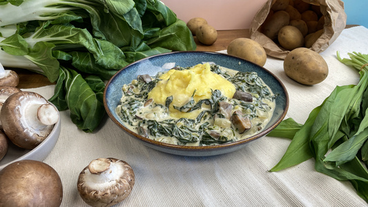Kartoffelstampf mit gebratenen Pilzen, Pak Choi und Bärlauchsoße