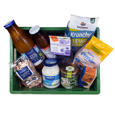 KI generiert: Eine Box mit verschiedenen Bio-Lebensmitteln, darunter Milch, Joghurt, Müsli und Nüsse.