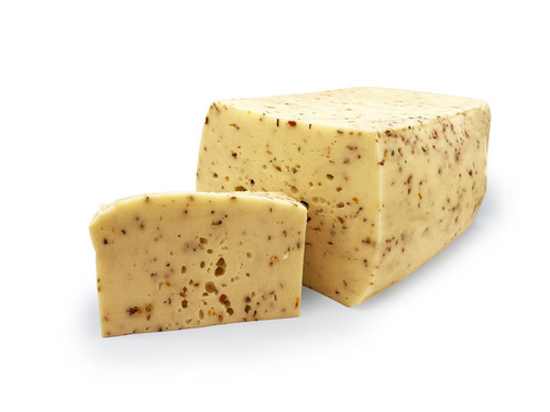 KI generiert: Ein großes und ein kleines Stück gelber Käse mit Kräutern, auf einem weißen Hintergrund.