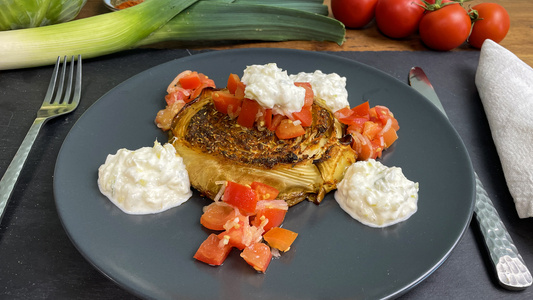 Steaks vom Weißkohl aus dem Ofen mit Tomatensalat und Porree-Fetadip