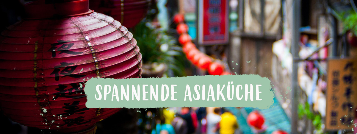KI generiert: Rote Laternen in einer asiatischen Straße, Text: "SPANNENDE ASIAKÜCHE".