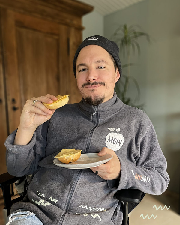 Zusammenstellung Käse mit Kräutern und Samen