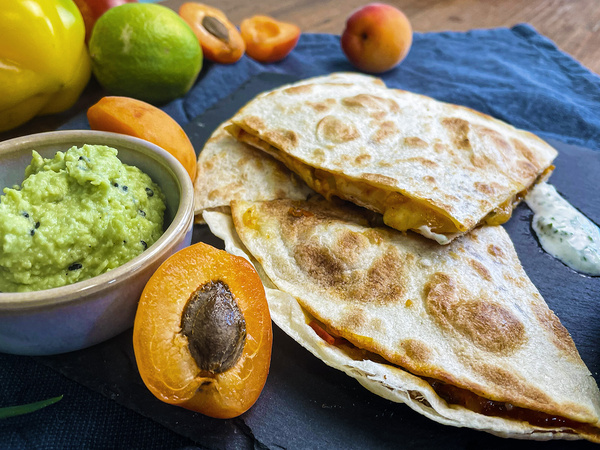 Fruchtige Quesadillas mit Aprikosen