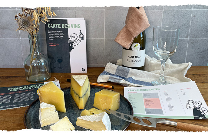 KI generiert: Käseplatte mit verschiedenen Käsesorten und Wein; Text: "CARTE DES VINS", "KÄSE-EIGENSCHAFTEN".