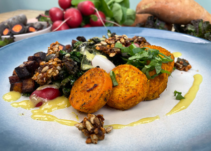 Gebackene Süßkartoffeln mit Radieschen und Flower Sprouts