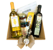 KI generiert: Ein Geschenkset mit Wein, Olivenöl, Spezialitäten und einem Gutschein.
